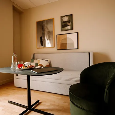 Charlie In 4* Пезаро