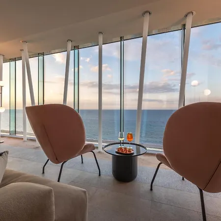 Charlie In Отель Пезаро