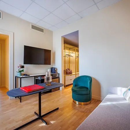 Charlie In Отель