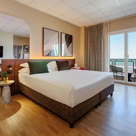 Hotel Charlie In Pesaro 4*