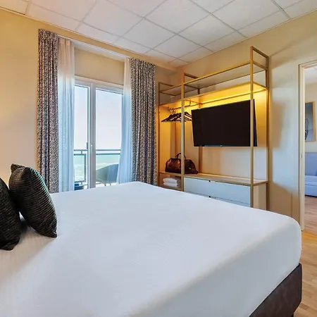 Hotel Charlie In Pesaro 4*