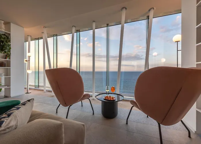 Charlie In Hotel Pesaro